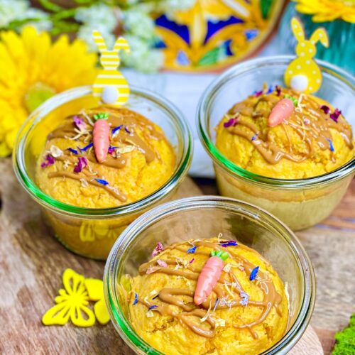 Saftiger Mini-Karottenkuchen im Glas mit Lotus-Biscoff-Creme-Topping: 1 Rezept voller Kuchenglück! 2 Karottenkuchen im Glas