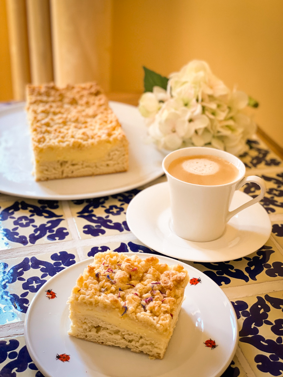 Omas Hefekuchen mit Pudding und Streusel