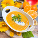 Rezept zum Ausdrucken Cremige Süßkartoffelsuppe mit Kokos & Orange!  Zutaten: 1 Zwiebel, gewürfelt  2 Knoblauchzehe, fein gewürfelt 10g Ingwer, fein gewürfelt  600g Süßkartoffeln  300g Karotten 500g Gemüsebrühe 2 Orangen (Den Saft davon sowie etwas abgeriebene Schale)  250g Kokosmilch 1 Teelöffel Kräutersalz 1 Prise Pfeffer 1,5 Teelöffel Paprika Edelsüß 1 Prise Chiliflocken 1 Teelöffel gemahlener Kreuzkümmel Etwas Cayennepfeffer Zubereitung: Süßkartoffeln und Kartotten schälen und in 1cm große Würfel schneiden und beiseite stellen. 1 Esslöffel Butter in die Pfanne geben und die Zwiebelwürfel anbraten, bis sie schön glasig sind. Knoblauch und Ingwer zufügen und für weitere 1-2 Minuten andünsten, bis alles schön duftet. Gib nun die Süßkartoffelwürfel und die Karotten mit in den Topf und brate diese 2-3 Minuten an, bis sie leicht gebräunt sind. Gieße nun mit Gemüsebrühe und Kokosmilch auf und bringe es zum Kochen. Reduziere die Hitze und lass nun die Suppe für 15-20 Minuten auf niedriger Flamme köcheln bis alles schön weich ist. Nun die Suppe schön durchpürieren bis alles eine schöne cremige Konsistenz hat. Gib den Saft der Orangen sowie die abgeriebene Orangenschale und die Gewürze hinzu. Gut umrühren und alles nochmals 2-3 Minuten köcheln lassen. 