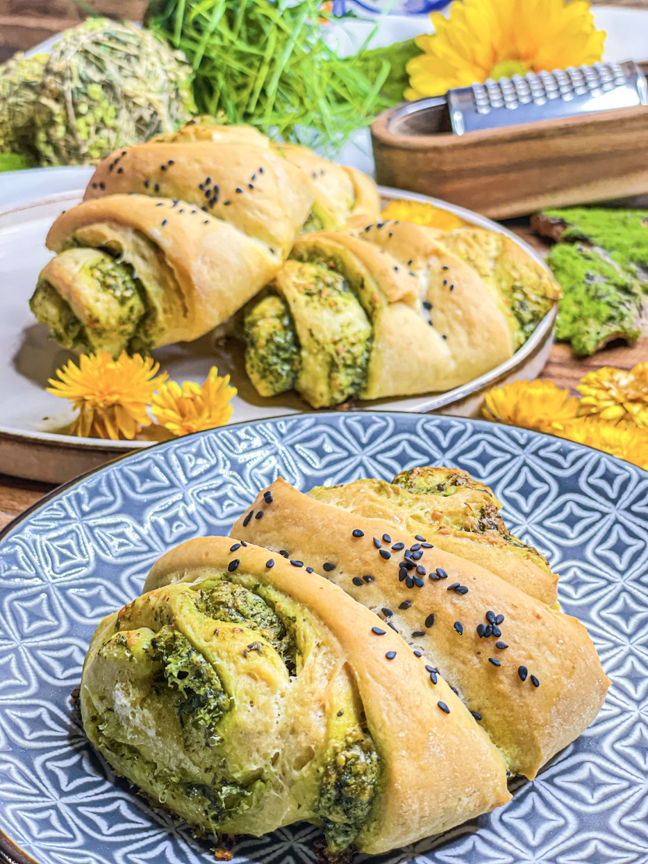 Himmlische Bärlauch-Franzbrötchen: Frühlingsfrisch aromatisch und verführerisch und 100 % Genuss! 2 Bärlauch Franzbrötchen: Frühlingsfrisch, aromatisch & verführerisch!