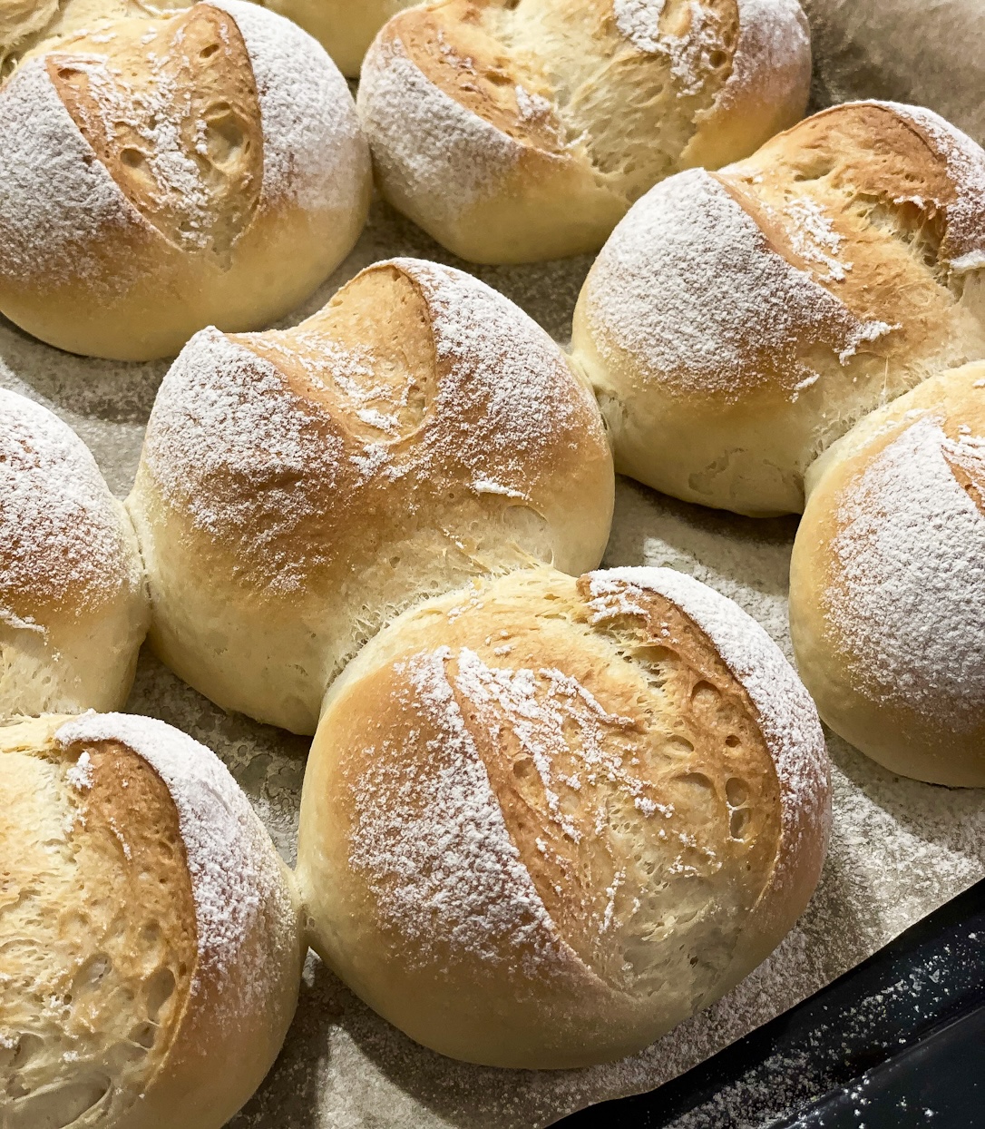 Brötchen selber backen: Einfaches Grundrezept für knusprige Brötchen ...
