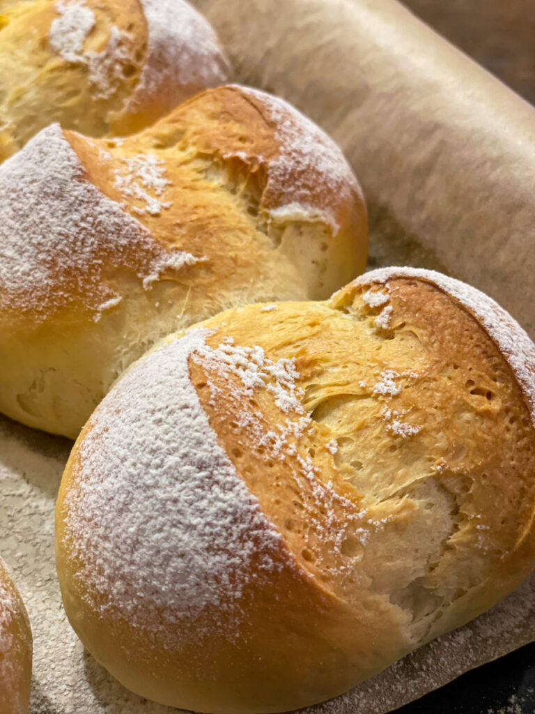 Brötchen selber backen: Einfaches Grundrezept für knusprige Brötchen ...