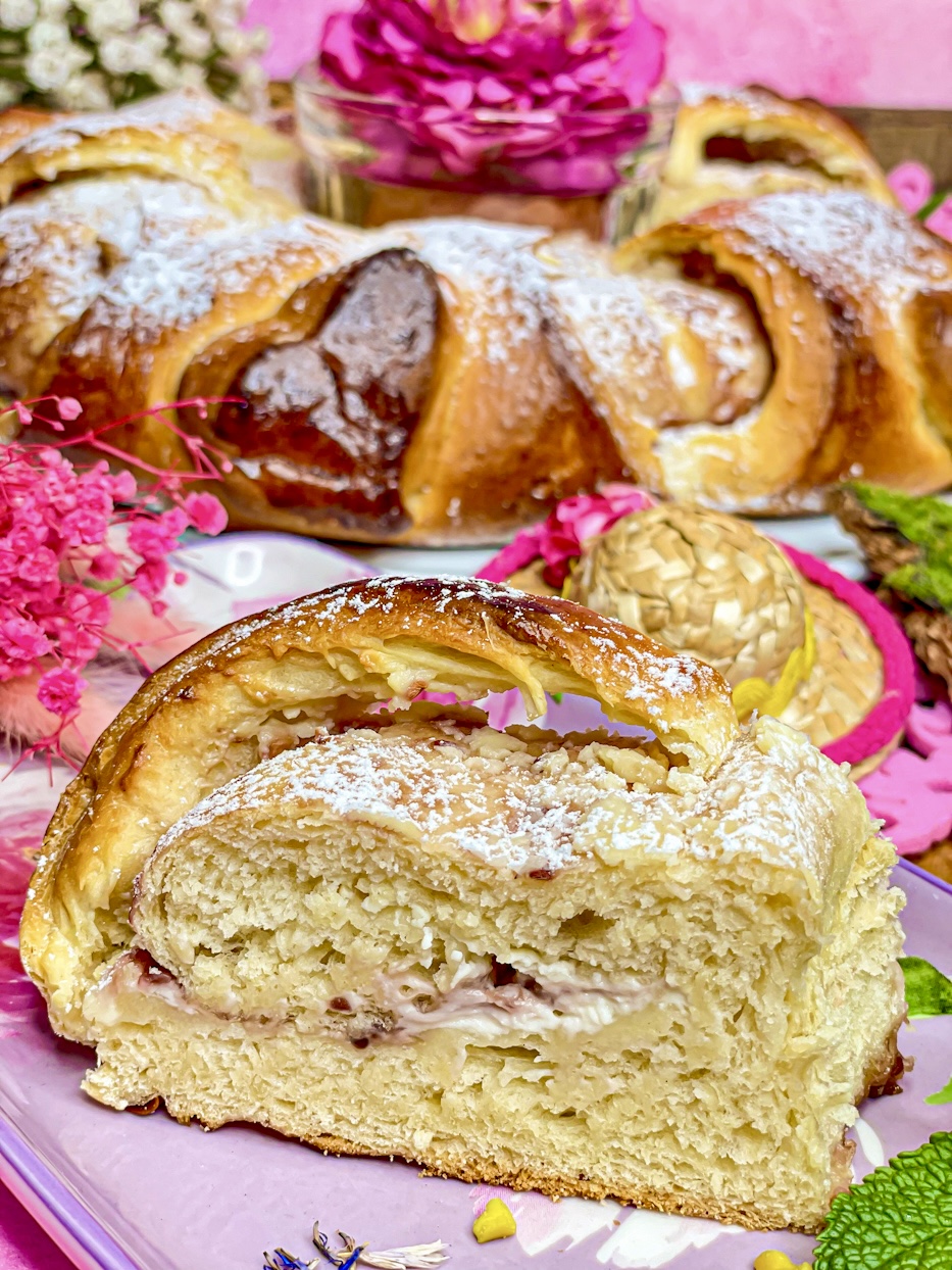 Hefezopf mit Frischkäse-Himbeer-Füllung Hefezopf mit Frischkäse-Himbeer-Füllung