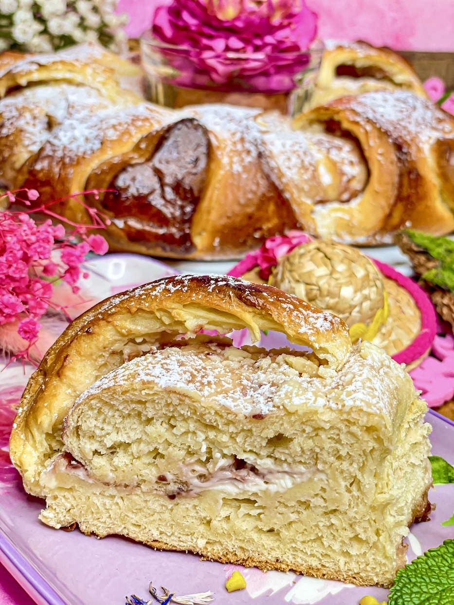 Hefezopf mit Frischkäse-Himbeer-Füllung