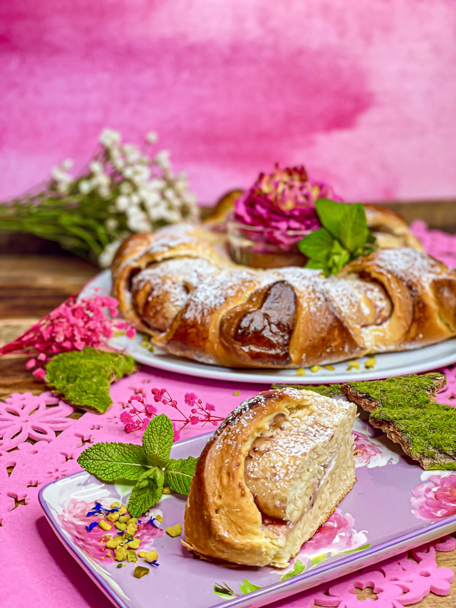 Hefezopf mit Frischkäse-Himbeer-Füllung Hefezopf mit Frischkäse-Himbeer-Füllung