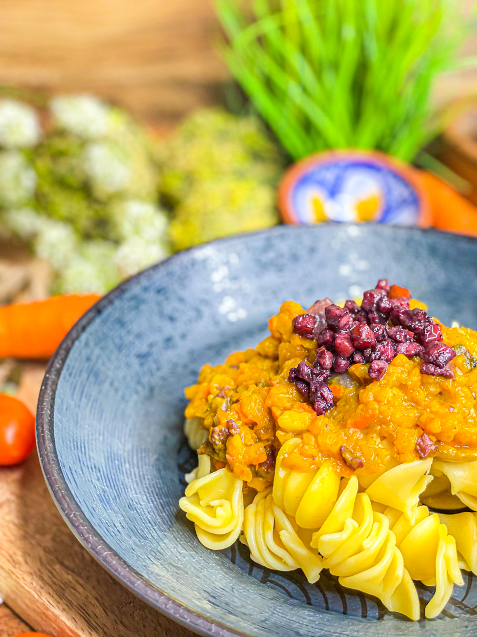 Pasta mit Karotten-Sugo und Speck-Topping