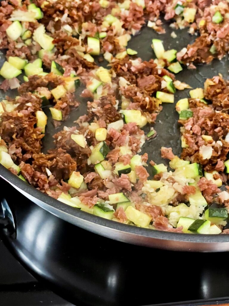 Pasta mit Zucchini, Tomaten und Kaminwurzerl