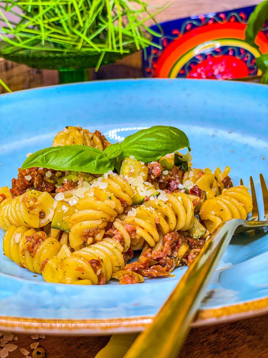 Pasta mit Zucchini, Tomaten und Kaminwurzerl