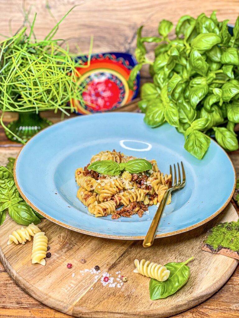 Pasta mit Zucchini, Tomaten und Kaminwurzerl