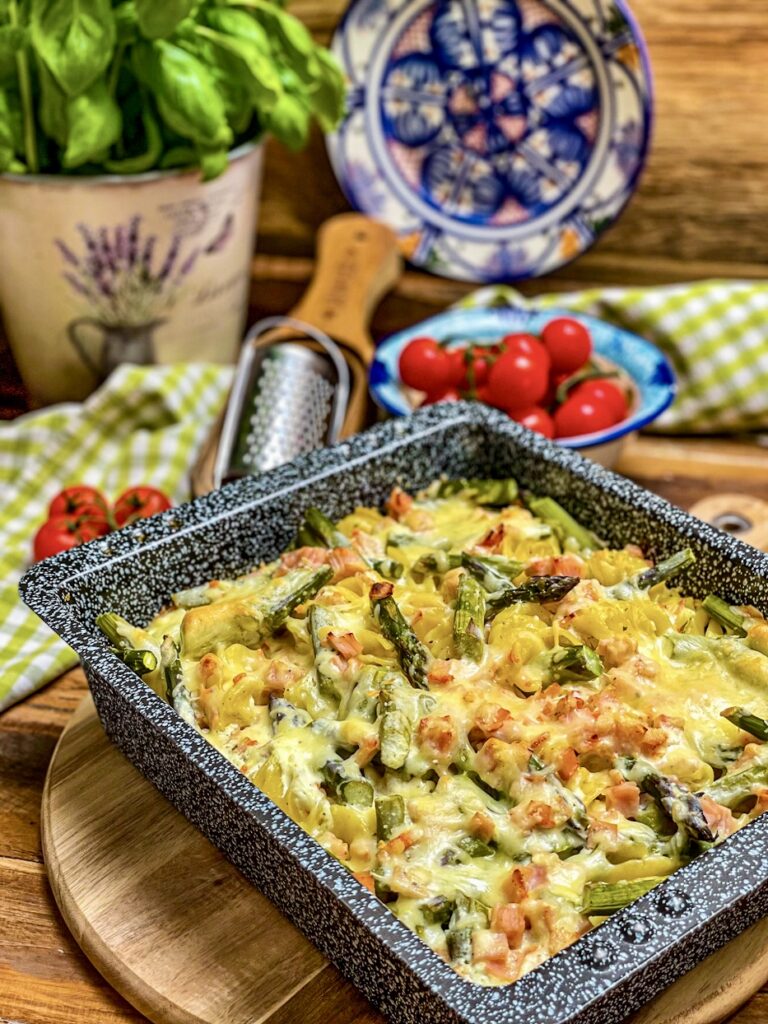 Einfacher Nudelauflauf mit grünem Spargel - cremiges Soulfood-Rezept ...