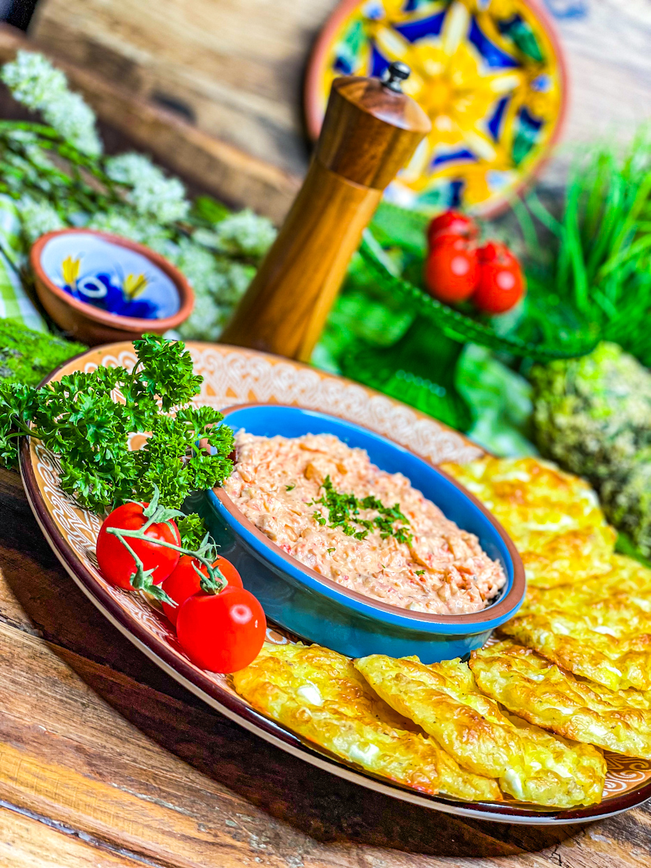 Gesunde Kartoffeltaler mit cremigem Feta-Paprika-Dip Gesunde Kartoffeltaler mit cremigem Feta-Paprika-Dip