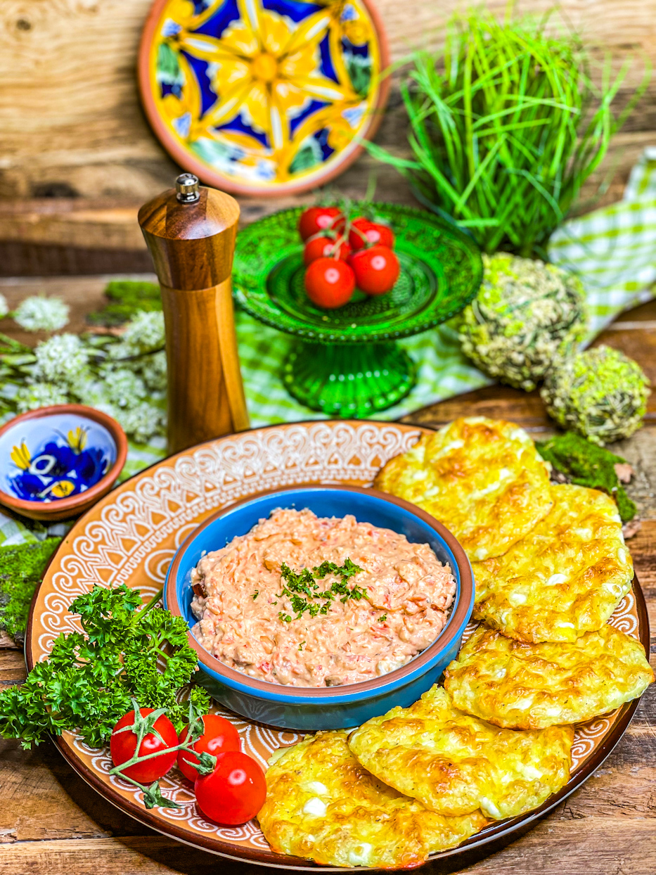 Gesunde Kartoffeltaler mit cremigem Feta-Paprika-Dip