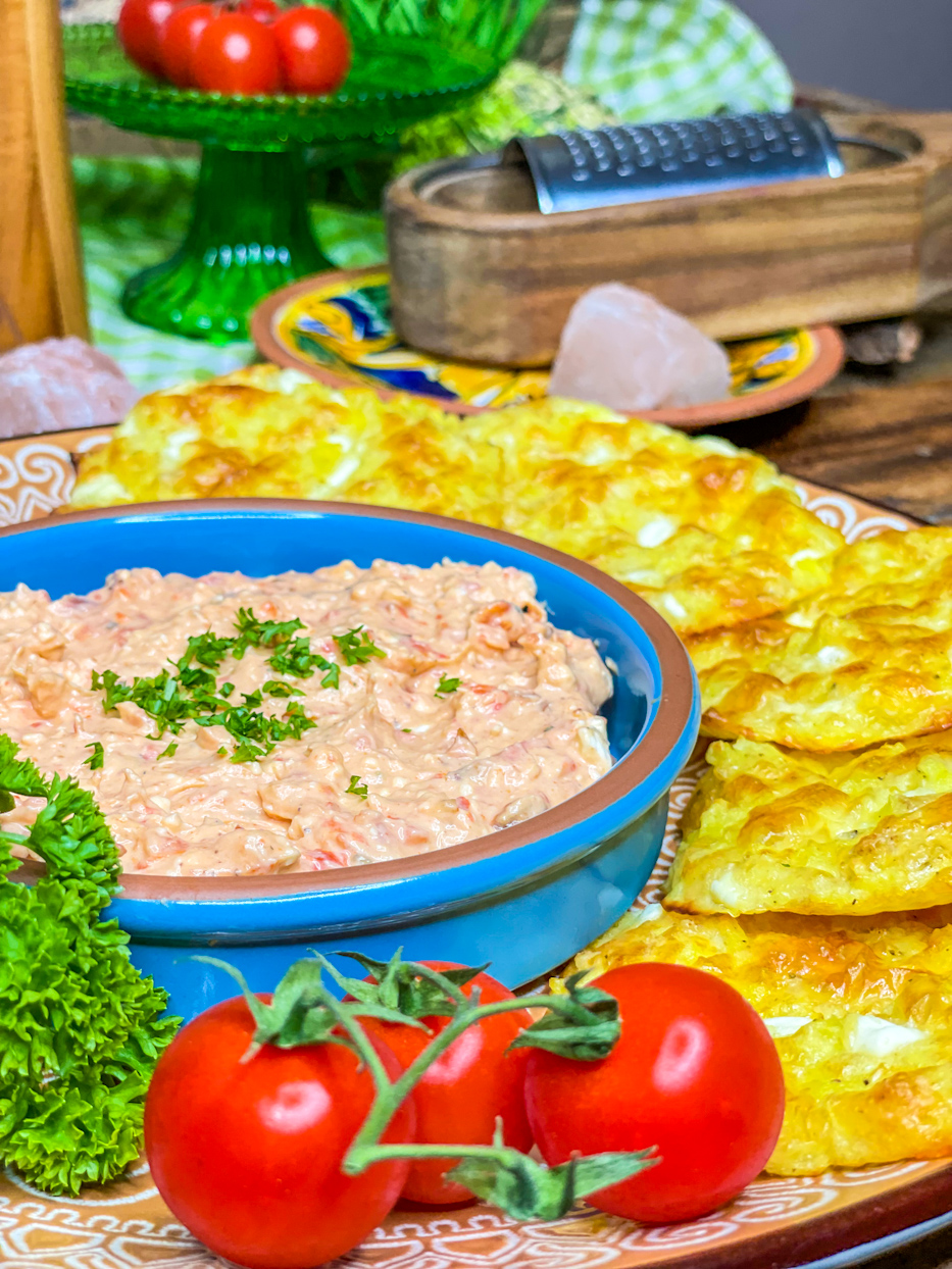 Gesunde Kartoffeltaler mit cremigem Feta-Paprika-Dip