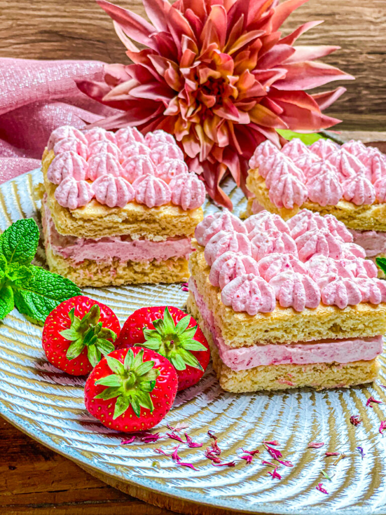 Biskuittörtchen mit Erdbeercreme Biskuittörtchen mit Erdbeercreme