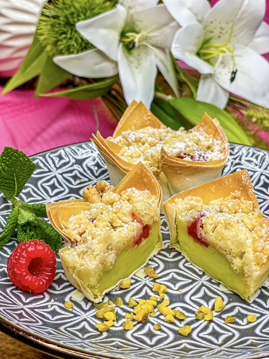 Pistazien-Körbchen mit Himbeeren und Streusel