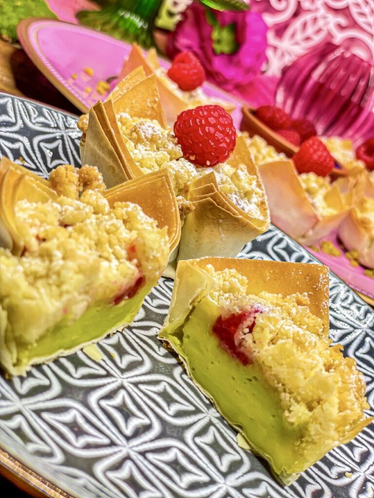 Schnelle Pistazien-Körbchen mit Himbeeren & Streusel – Einfaches Sommer-Dessert (Rezept für 10 Stück)! 2 Pistazien-Körbchen mit Himbeeren und Streusel