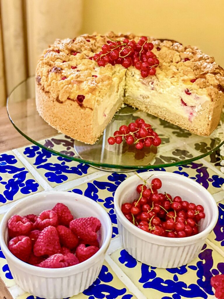 Käsekuchen mit Johannisbeeren und Streusel: