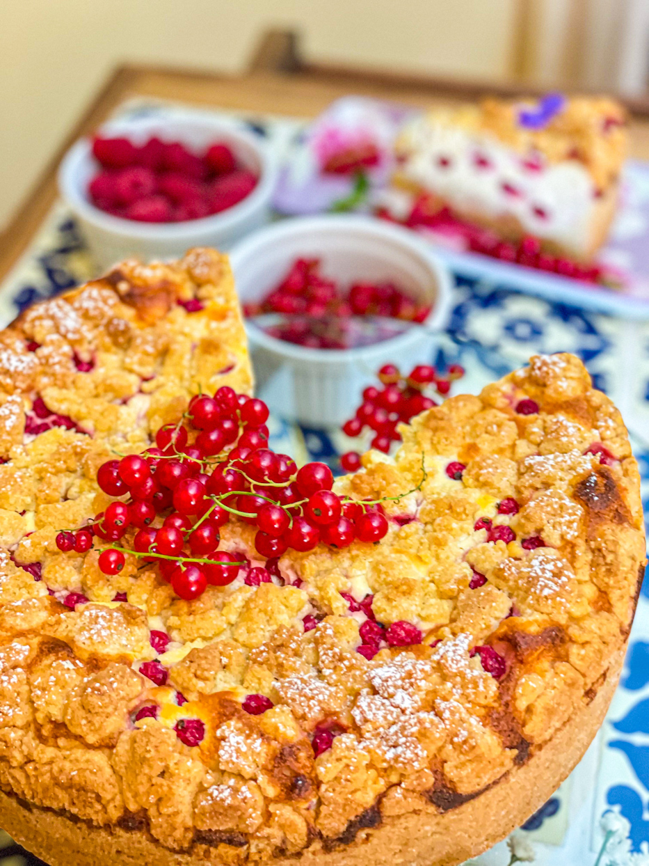 Käsekuchen mit Johannisbeeren und Streuseln - das beste Sommer-Rezept ...