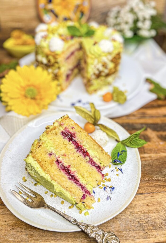 Pistazien-Buttercremetorte mit Waldbeerenfüllung