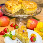 Apfel-Schmand-Kuchen mit Bienenstich-Topping