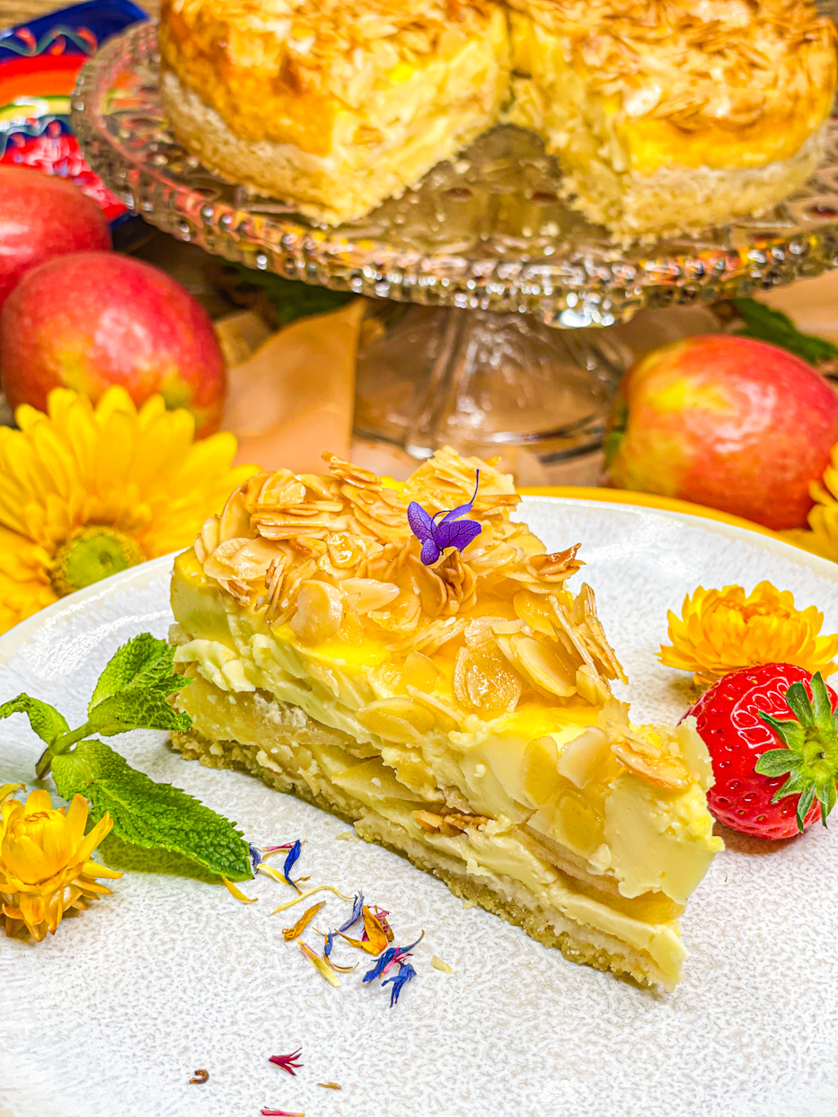 Apfel-Schmand-Kuchen mit Bienenstich-Topping