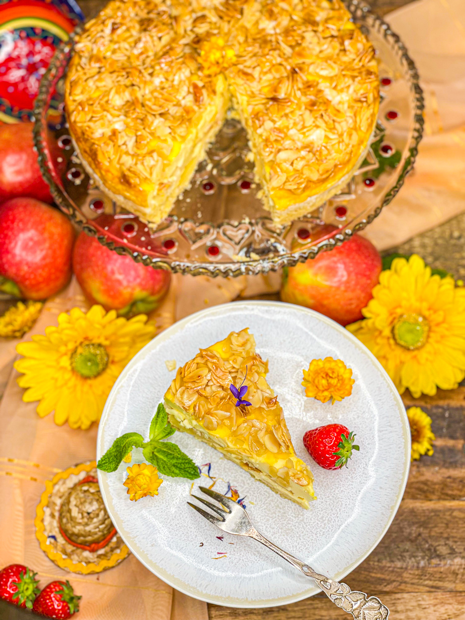 Apfel-Schmand-Kuchen mit Bienenstich-Topping