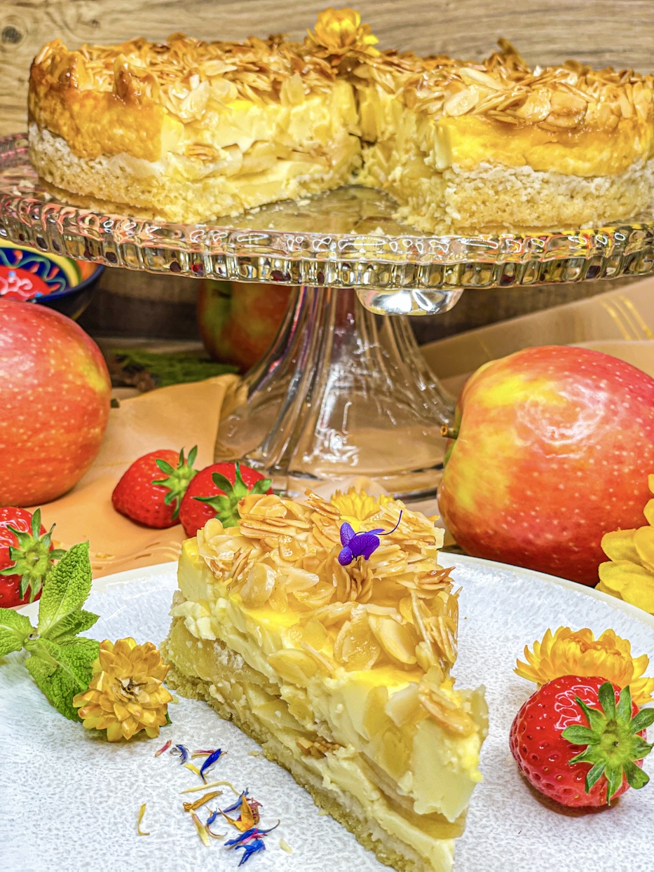 Apfel-Schmand-Kuchen mit Bienenstich-Topping