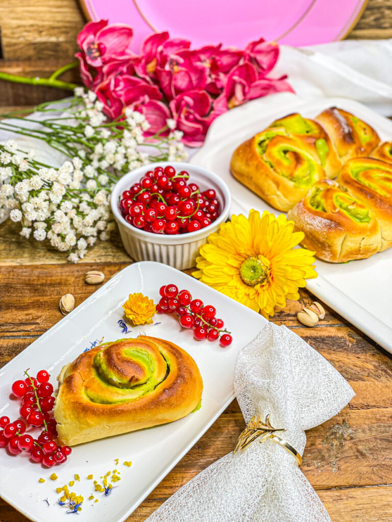 Hefe-Schnecken mit Pistazien-Pudding