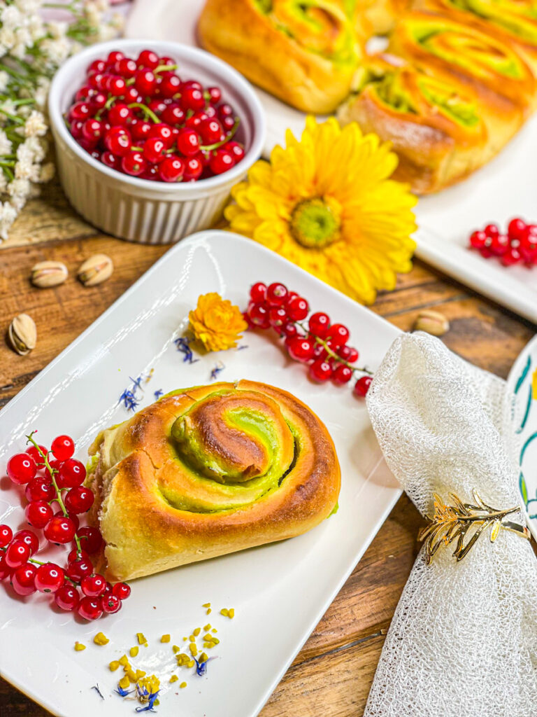 Hefe-Schnecken mit Pistazien-Pudding