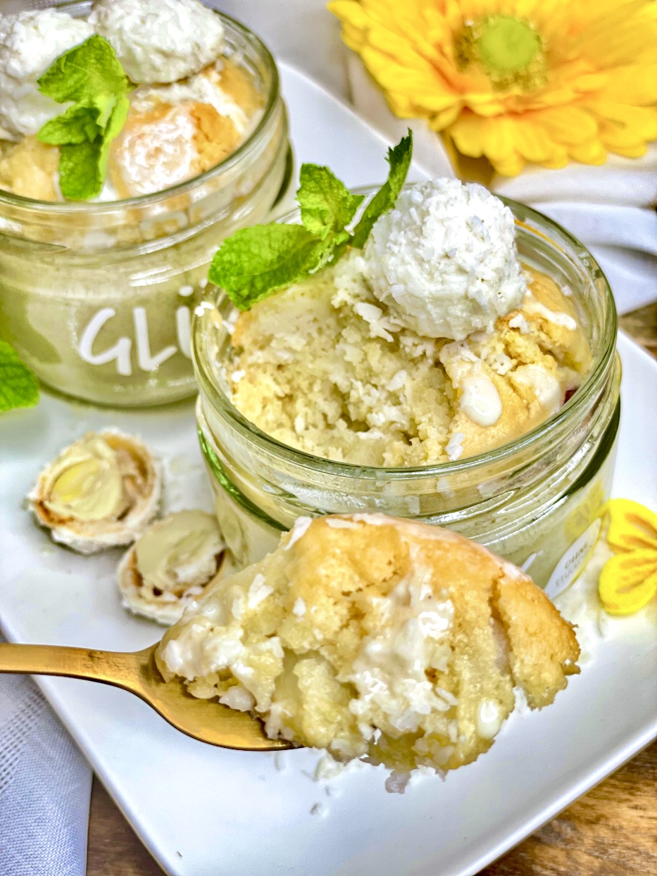 Saftiger Kokoskuchen im Glas mit Nektarine und Pistazie