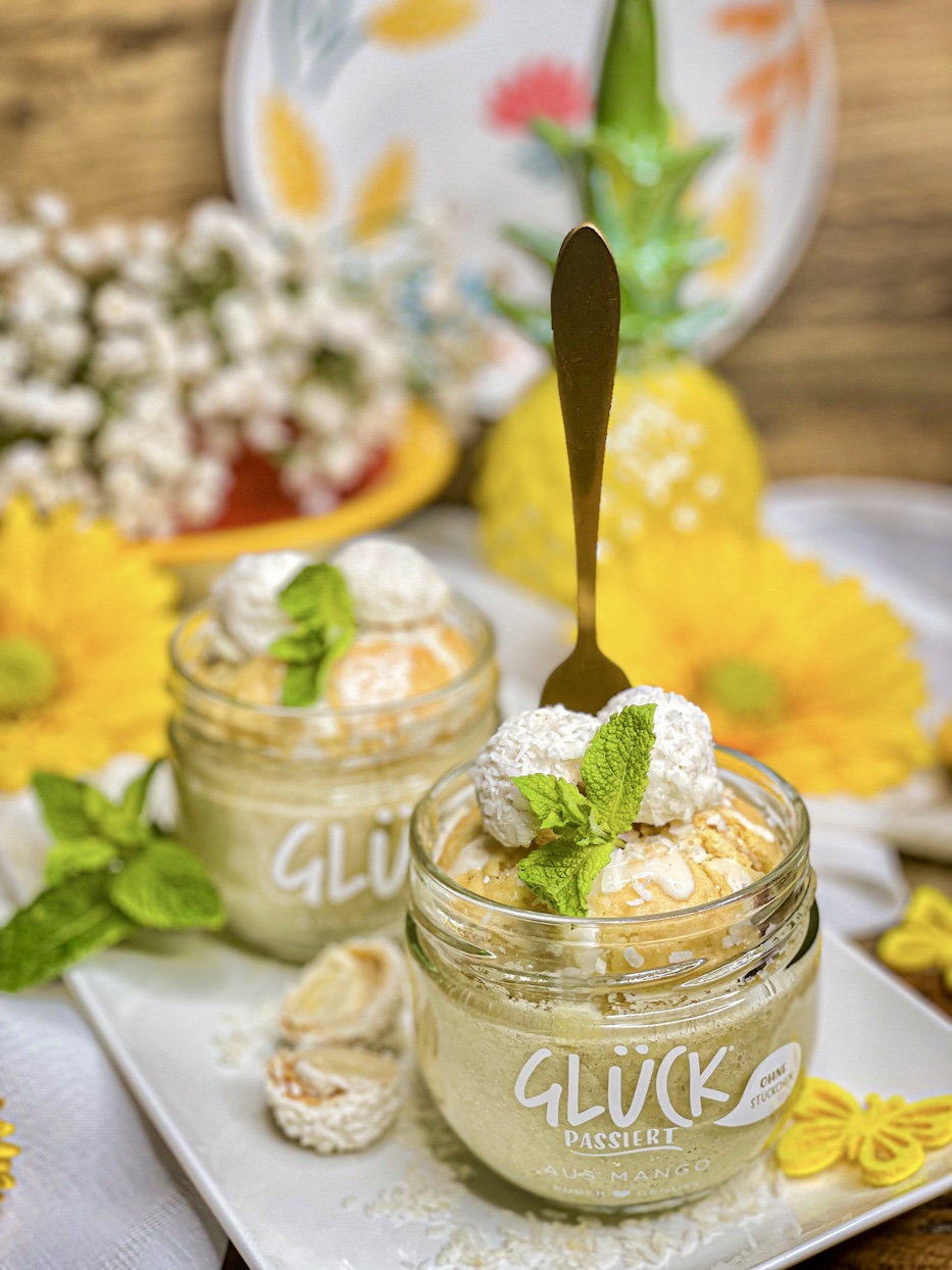 Saftiger Kokoskuchen im Glas mit Nektarine und Pistazie