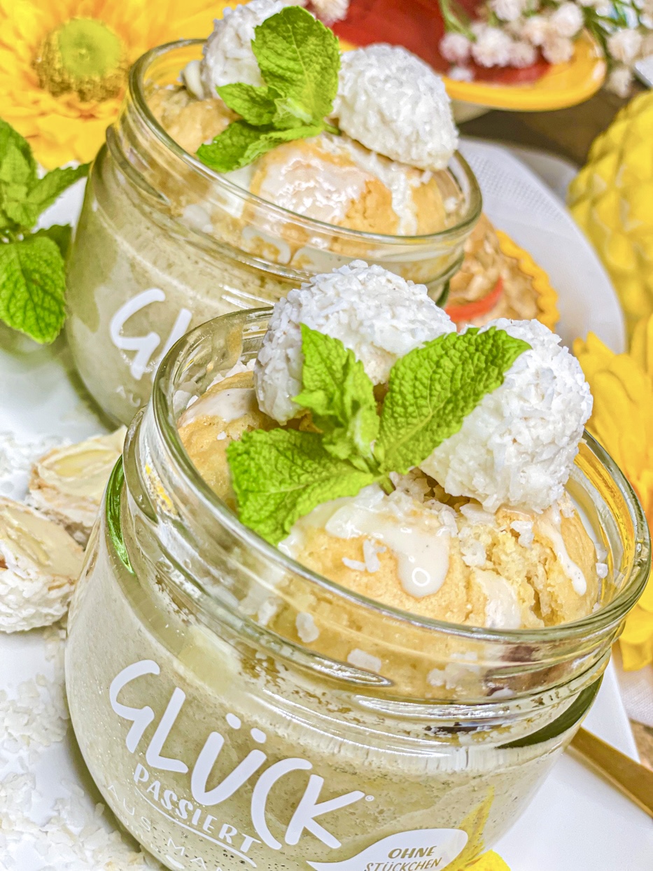 Saftiger Kokoskuchen im Glas mit Nektarine und Pistazie Saftiger Kokoskuchen im Glas mit Nektarine und Pistazie