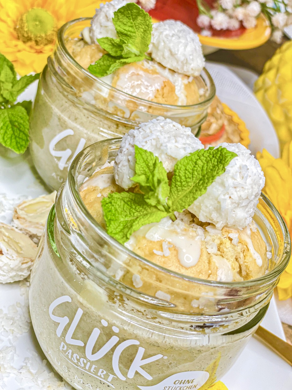 Saftiger Kokoskuchen im Glas mit Nektarine und Pistazie