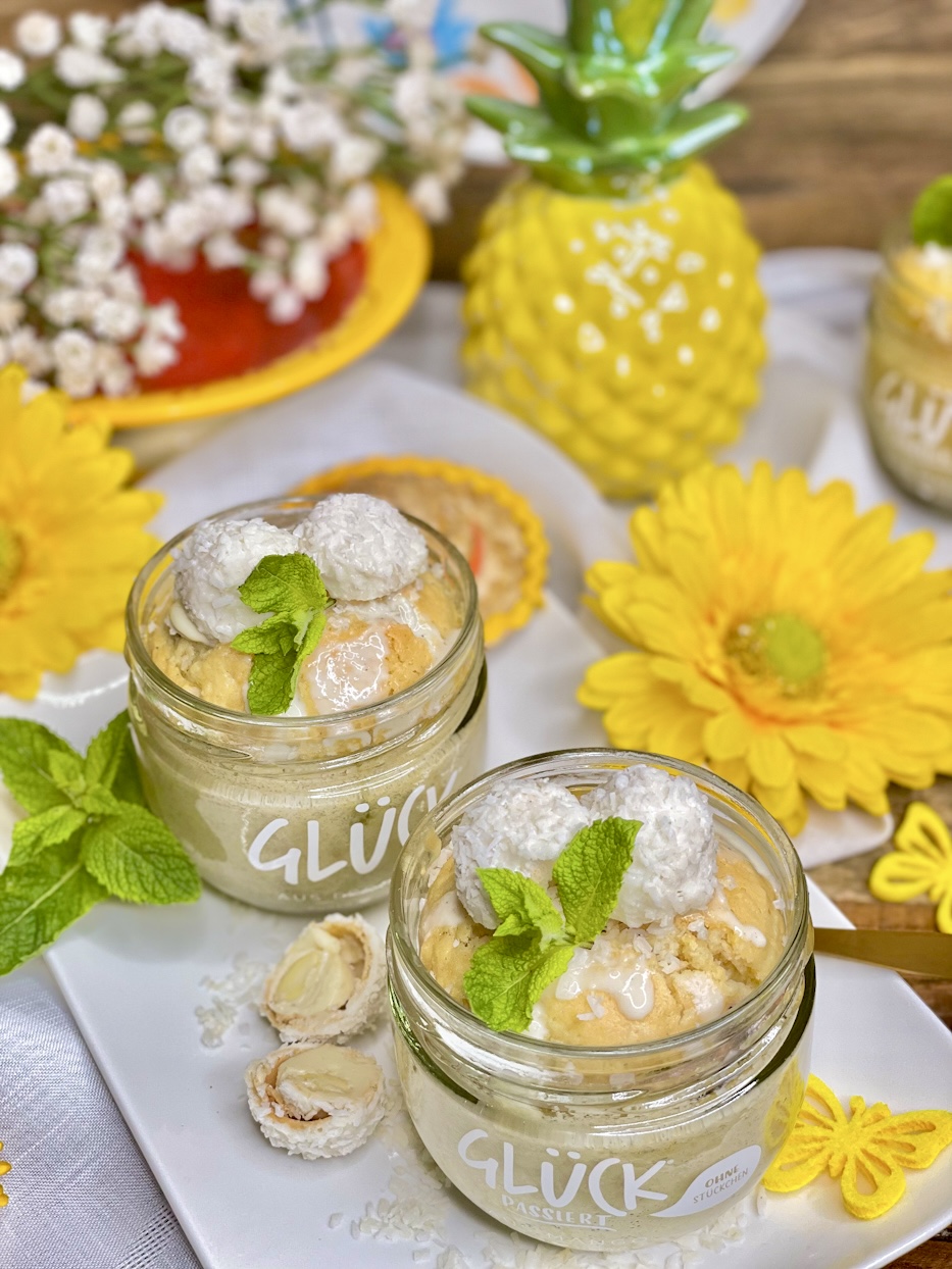 Saftiger Kokoskuchen im Glas mit Nektarine und Pistazie