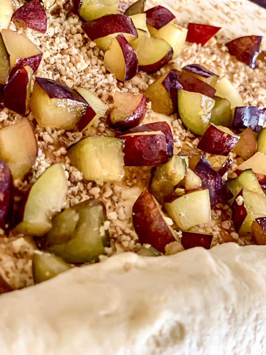Zwetschgen-Hefe-Schnecken mit Bienenstich-Crunch Hefe-Schnecken mit Zwetschgenfüllung und Bienenstich-Crunch