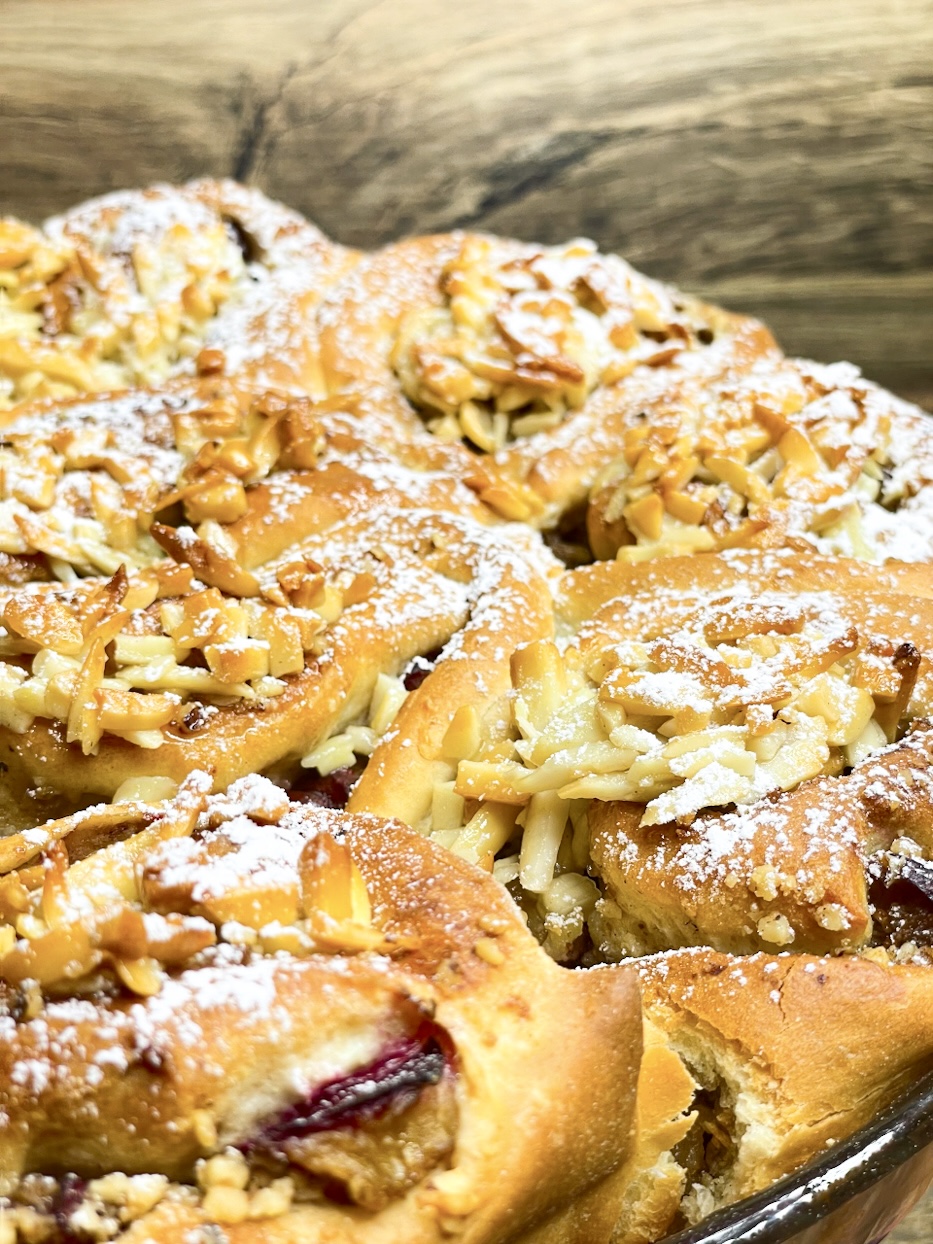 Hefe-Schnecken mit Zwetschgenfüllung und Bienenstich-Crunch