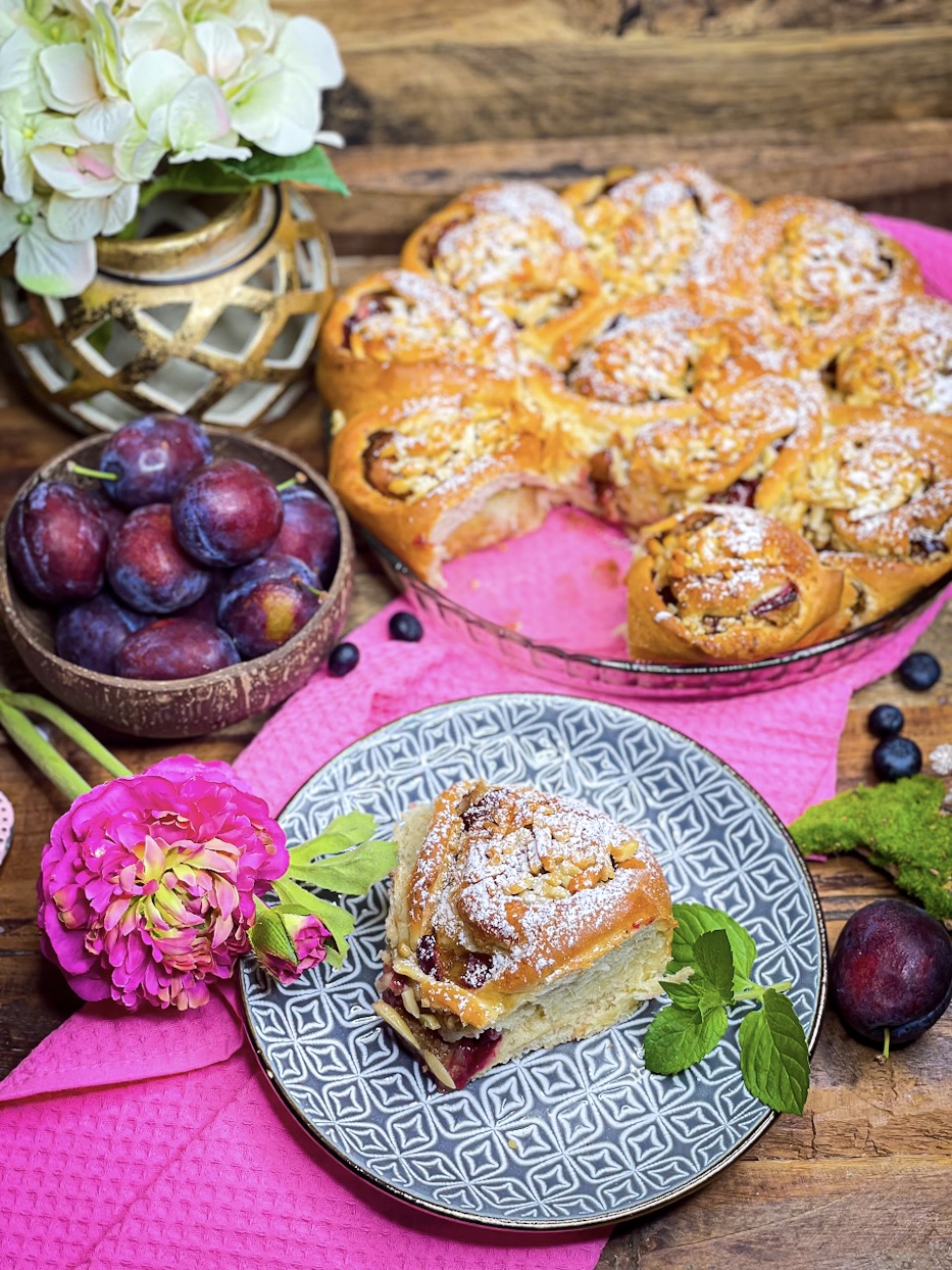 Zwetschgen-Hefe-Schnecken mit Bienenstich-Crunch Hefe-Schnecken mit Zwetschgenfüllung und Bienenstich-Crunch