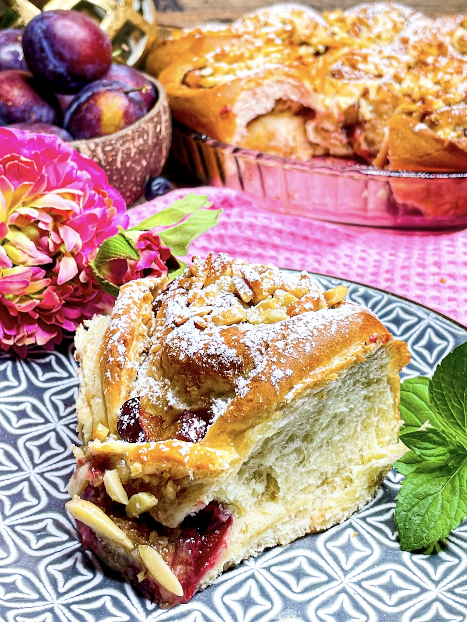 Zwetschgen-Hefe-Schnecken mit Bienenstich-Crunch Hefe-Schnecken mit Zwetschgenfüllung und Bienenstich-Crunch
