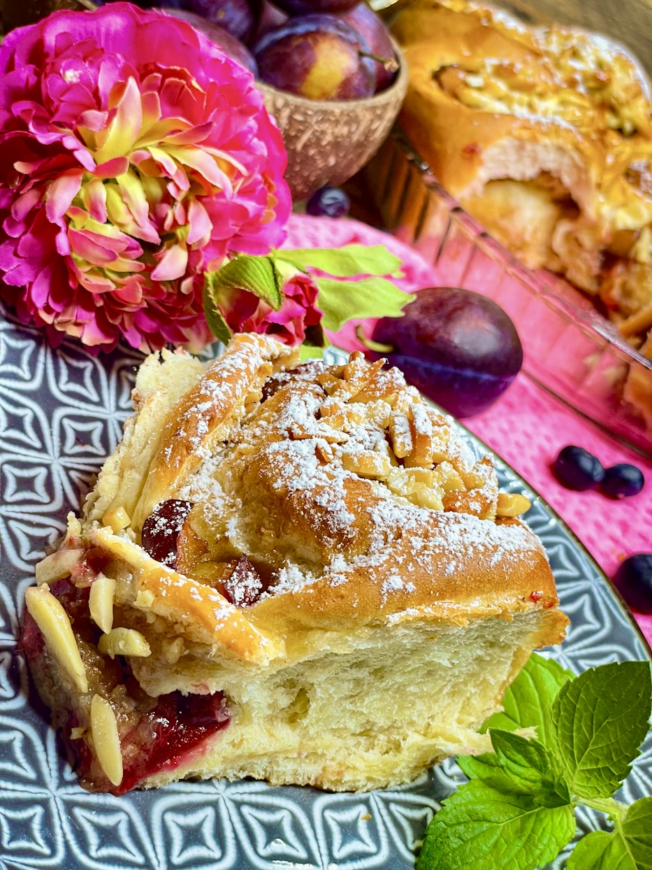 Hefe-Schnecken mit Zwetschgenfüllung und Bienenstich-Crunch