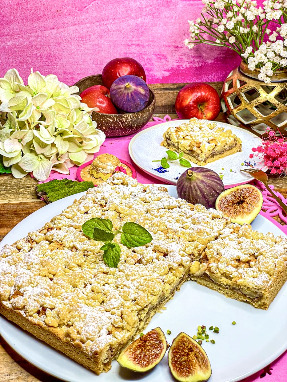 Apfelkuchen mit selbstgemachter Mandelcreme, Zimt-Äpfeln und Streuseln! Apfelkuchen mit selbstgemachter Mandelcreme, Zimt-Äpfeln und Streuseln!