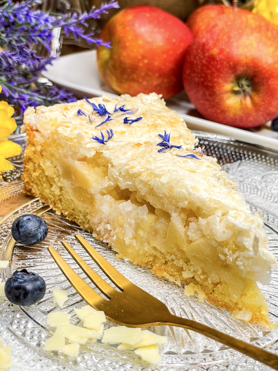 Saftiger Apfelkuchen mit Kokoshaube Saftiger Apfelkuchen mit Kokoshaube