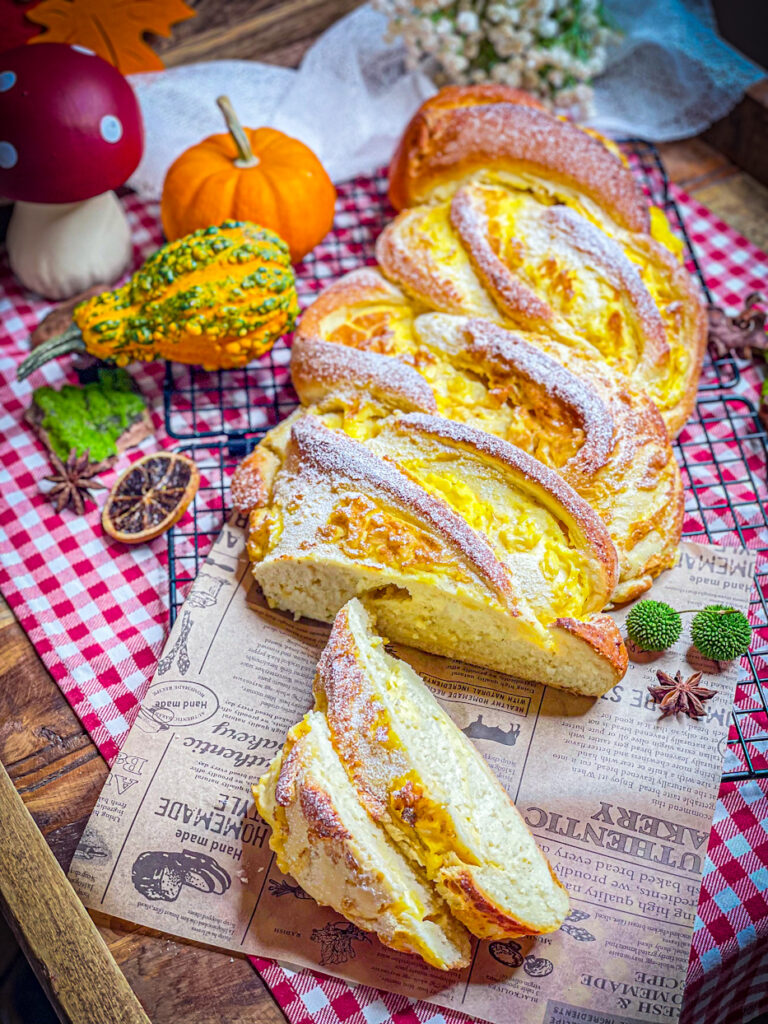 Hefezopf mit Pudding-Apfel-Füllung