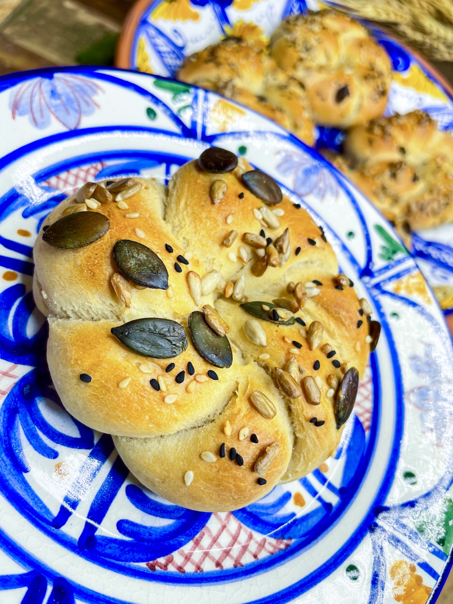 Körnerbrötchen in Knotenform