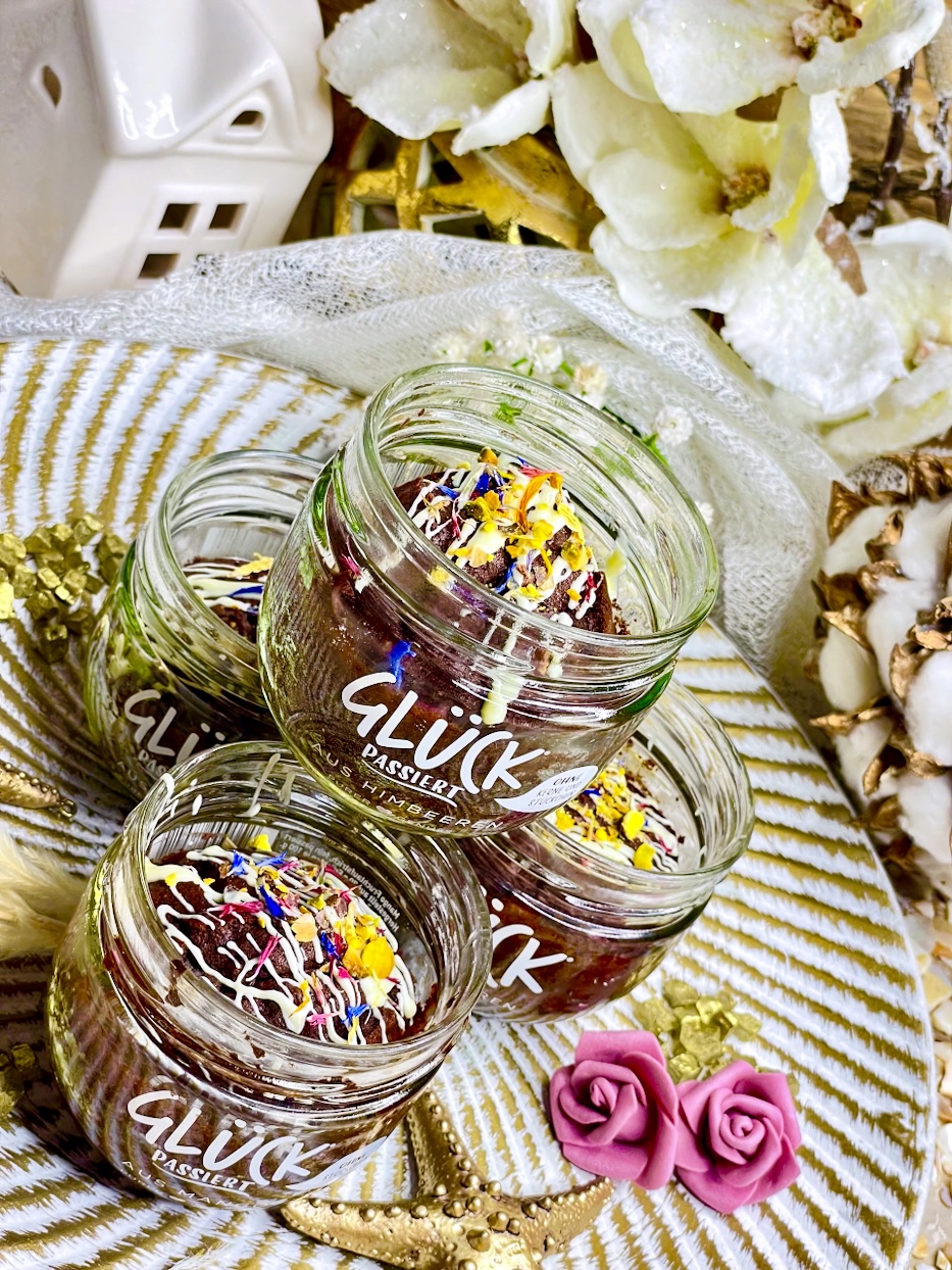 Super-Saftiger Schokoladenkuchen im Glas: Ein süßer Hit in 6 Gläsern ... Super-Saftiger Schokoladenkuchen im Glas: Ein süßer Hit in 6 Gläsern ...