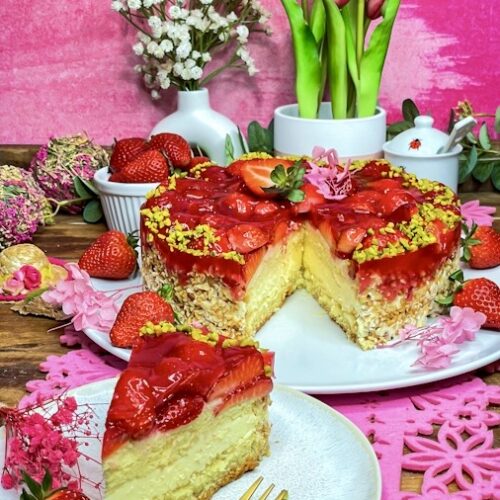 Einfache Erdbeertorte mit Buttercreme auf fluffigstem Biskuit - Mit diesem Rezept ganz einfach selber backen (100 % Sommer)! 2 Erdbeertorte mit Buttercreme