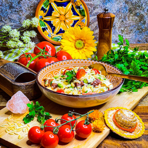Orzo-Salat Rezept: Mediterran, einfach & schnell - mit Tomaten, Gurken und Feta 1A-Genuss! 2 Orzo-Salat