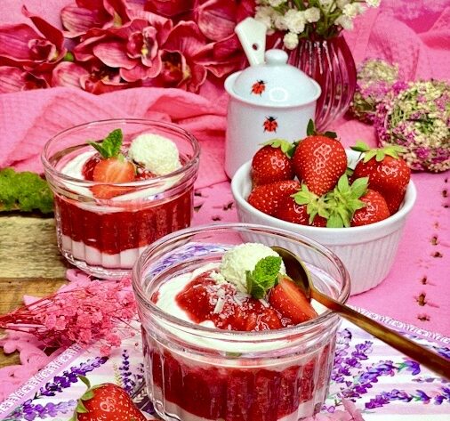Spaghetti-Eis-Dessert im Glas