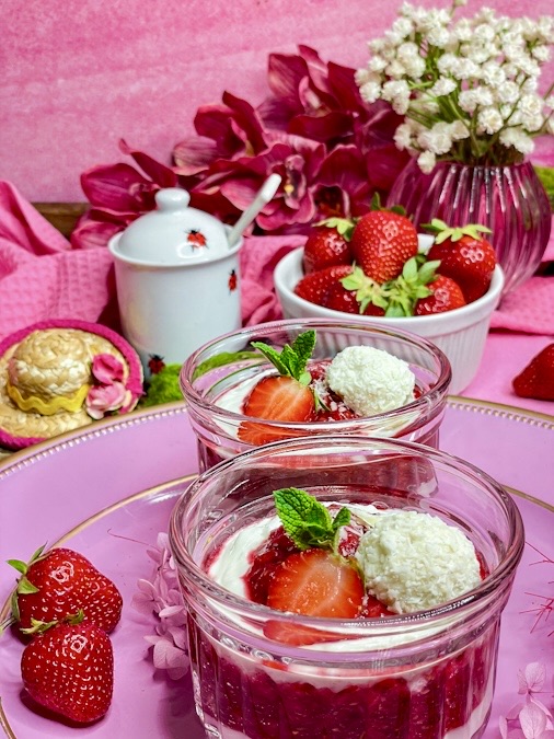 Spaghetti-Eis-Dessert im Glas