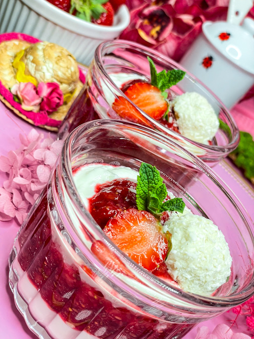 Spaghetti-Eis-Dessert im Glas