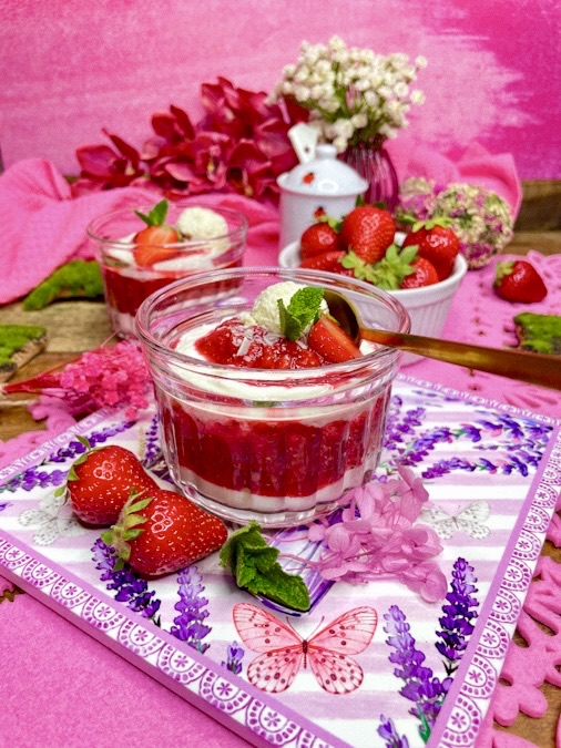 Spaghetti-Eis-Dessert im Glas